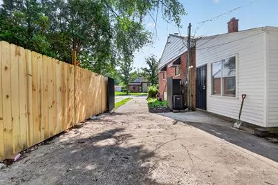 9722 S Merrion Avenue, Chicago, IL 60617 - Photo 15