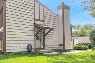 563 N Woodfield Trail, Roselle, IL 60172 - Photo 1