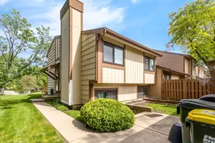 563 N Woodfield Trail, Roselle, IL 60172 - Photo 3