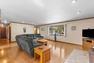 606 E Edgelawn Dr, Plano, IL 60545 - Photo 5