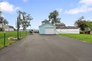 827 W Northeast Shore Dr, McHenry, IL 60051 - Photo 13