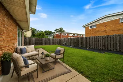 8837 Robin Drive, Des Plaines, IL 60016 - Photo 23