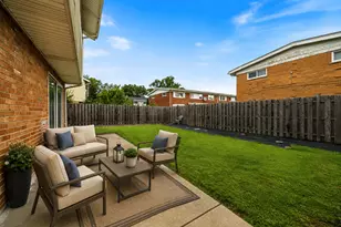 8837 Robin Dr, Des Plaines, IL 60016 - Photo 23