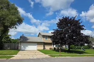 430 Gillings Dr, Gurnee, IL 60031 - Photo 1