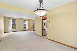 322 Chesapeake Ln, Bloomingdale, IL 60108 - Photo 5
