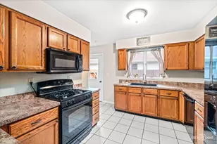 2004 Hawthorne Ct, Plano, IL 60545 - Photo 7