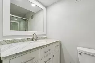 260 E Chestnut St, Chicago, IL 60611 - Photo 9