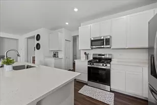 422 Cottrell Ln, Aurora, IL 60506 - Photo 9