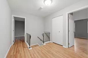 5039 Chambers Dr, Hoffman Estates, IL 60010 - Photo 9