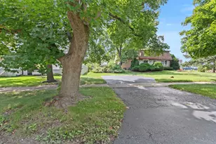 288 Middaugh Rd, Clarendon Hills, IL 60514 - Photo 3