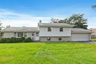 123 Ogden Ave, Clarendon Hills, IL 60514 - Photo 1