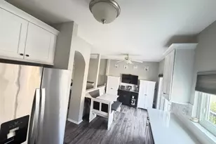 2430 Courtyard Cir, Aurora, IL 60506 - Photo 5