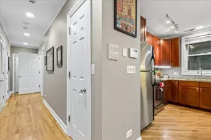 1148 W Roscoe St, Chicago, IL 60657 - Photo 13