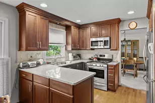 1902 Gigi Ln, Darien, IL 60561 - Photo 9