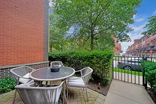 631 W Oak St, Chicago, IL 60610 - Photo 3