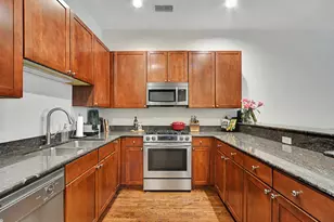 631 W Oak St, Chicago, IL 60610 - Photo 11