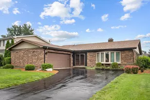 911 W Willow Ln, Mount Prospect, IL 60056 - Photo 1