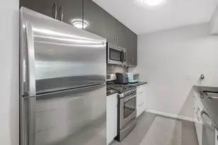 815 Leicester Rd, Elk Grove Village, IL 60007 - Photo 11
