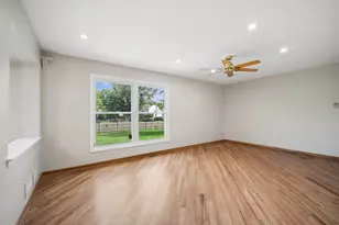894 Thompson Blvd, Buffalo Grove, IL 60089 - Photo 9