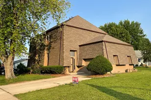 1637 Sheffield Dr, Elgin, IL 60123 - Photo 1