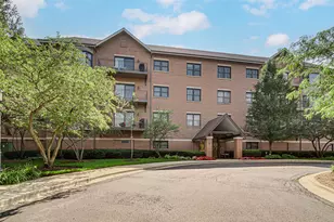 20 Trafalgar Square, Lincolnshire, IL 60069 - Photo 1