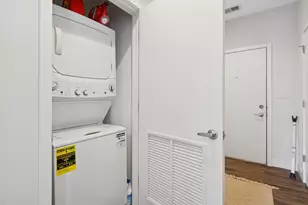 1045 W Cornelia Ave, Chicago, IL 60657 - Photo 15