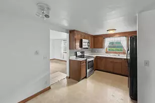 305 E Cherry St, Watseka, IL 60970 - Photo 9