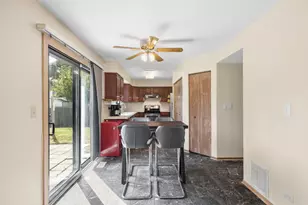 556 Foxford Rd, Bartlett, IL 60103 - Photo 7