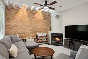 2307 W Melrose St, Chicago, IL 60618 - Photo 13