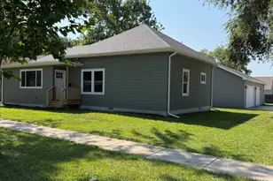402 E 2nd St, Gilman, IL 60938 - Photo 1