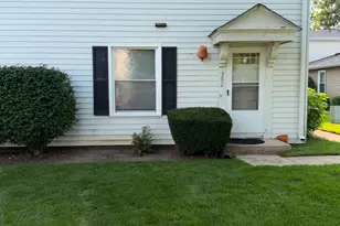 302 Creekside Dr, Vernon Hills, IL 60061 - Photo 1