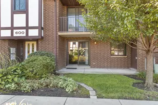 915 N York St, Elmhurst, IL 60126 - Photo 3