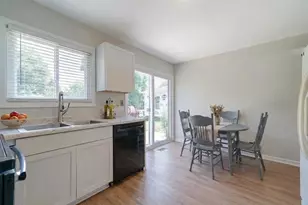 227 E Lakeside Dr, Vernon Hills, IL 60061 - Photo 5