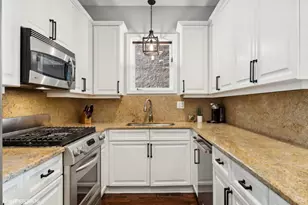 3233 N Racine Ave, Chicago, IL 60657 - Photo 9
