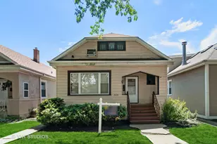 2439 W Byron St, Chicago, IL 60618 - Photo 1