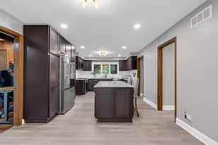 8430 Carriage Green Dr, Darien, IL 60561 - Photo 11