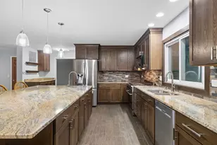 702 N Pinecrest Rd, Bolingbrook, IL 60440 - Photo 9