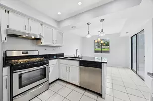8009 Wildwood Ln, Darien, IL 60561 - Photo 5