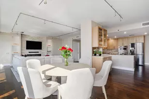 250 E Pearson St, Chicago, IL 60611 - Photo 7