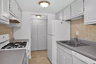 8000 Woodglen Ln, Downers Grove, IL 60516 - Photo 5