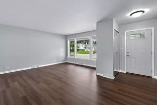 328 N Greenview Ave, Mundelein, IL 60060 - Photo 3