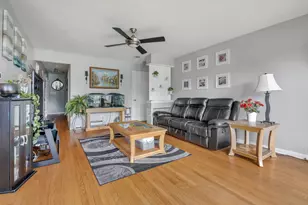 952 W Grant Dr, Des Plaines, IL 60016 - Photo 11