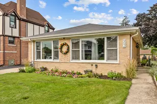 952 W Grant Dr, Des Plaines, IL 60016 - Photo 1