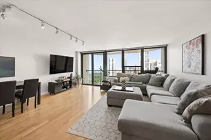 1560 N Sandburg Terrace, Chicago, IL 60610 - Photo 5