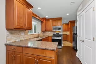 807 Surrey Ln, Glenview, IL 60025 - Photo 9