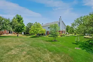 129 Chestnut Hills Cir, Burr Ridge, IL 60527 - Photo 25