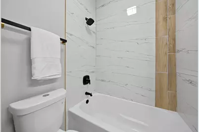 10546 S Avenue J, Chicago, IL 60617 - Photo 13