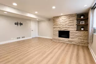 602 S Carol Ln, Mount Prospect, IL 60056 - Photo 9