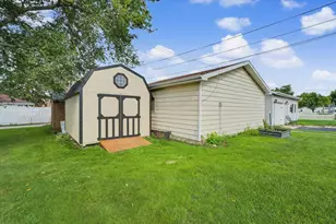 911 N Melvin St, Gibson City, IL 60936 - Photo 3