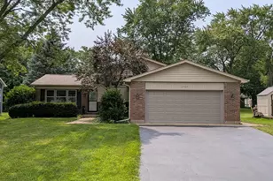 1707 Cherrywood Ln, Lindenhurst, IL 60046 - Photo 1